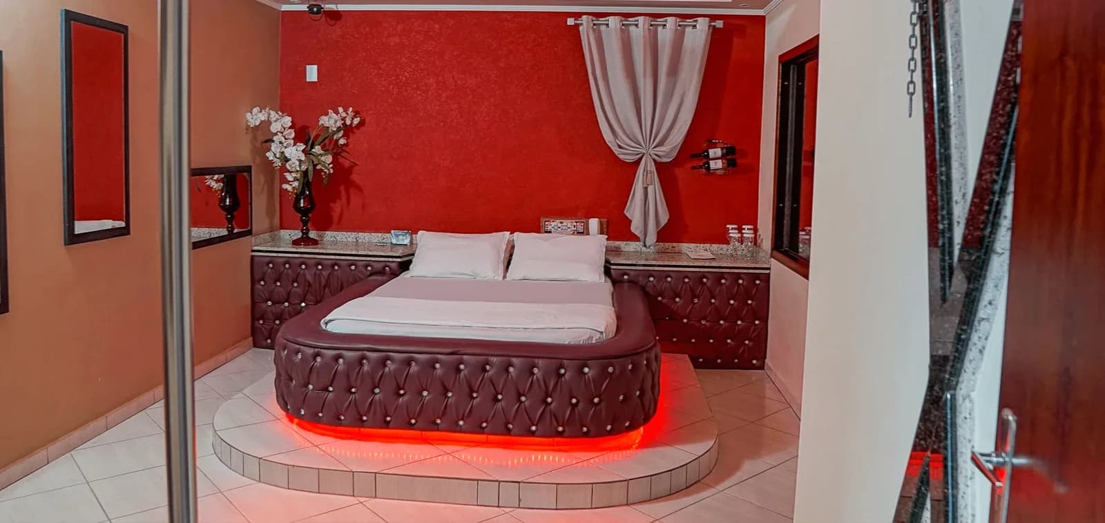 Flirt Motel thumbnail 2