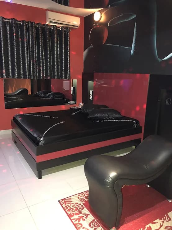 Golden Motel thumbnail 3