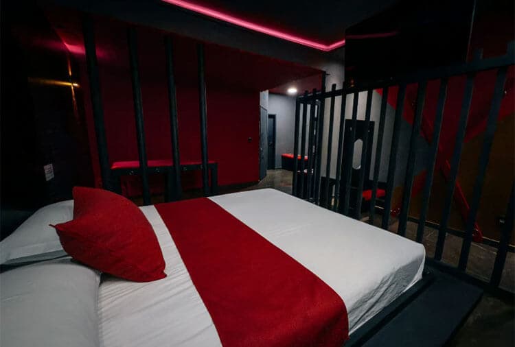 Motel Opium thumbnail 3