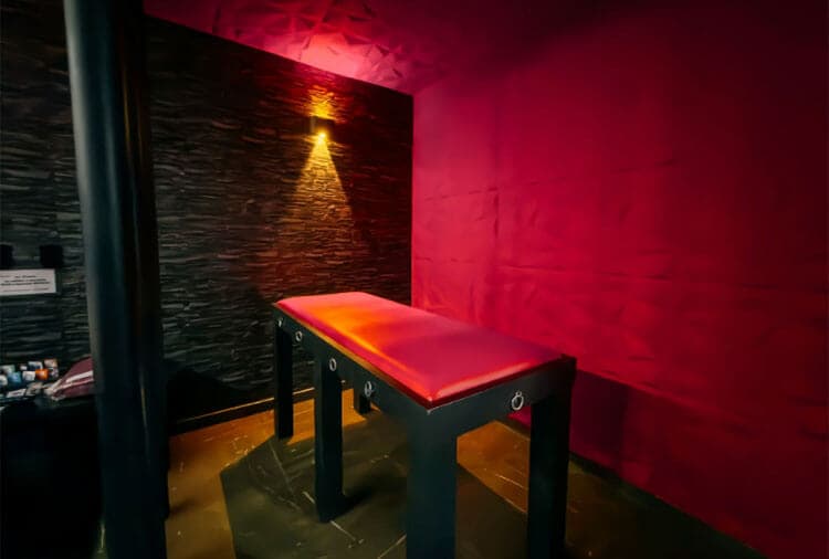 Motel Opium thumbnail 4