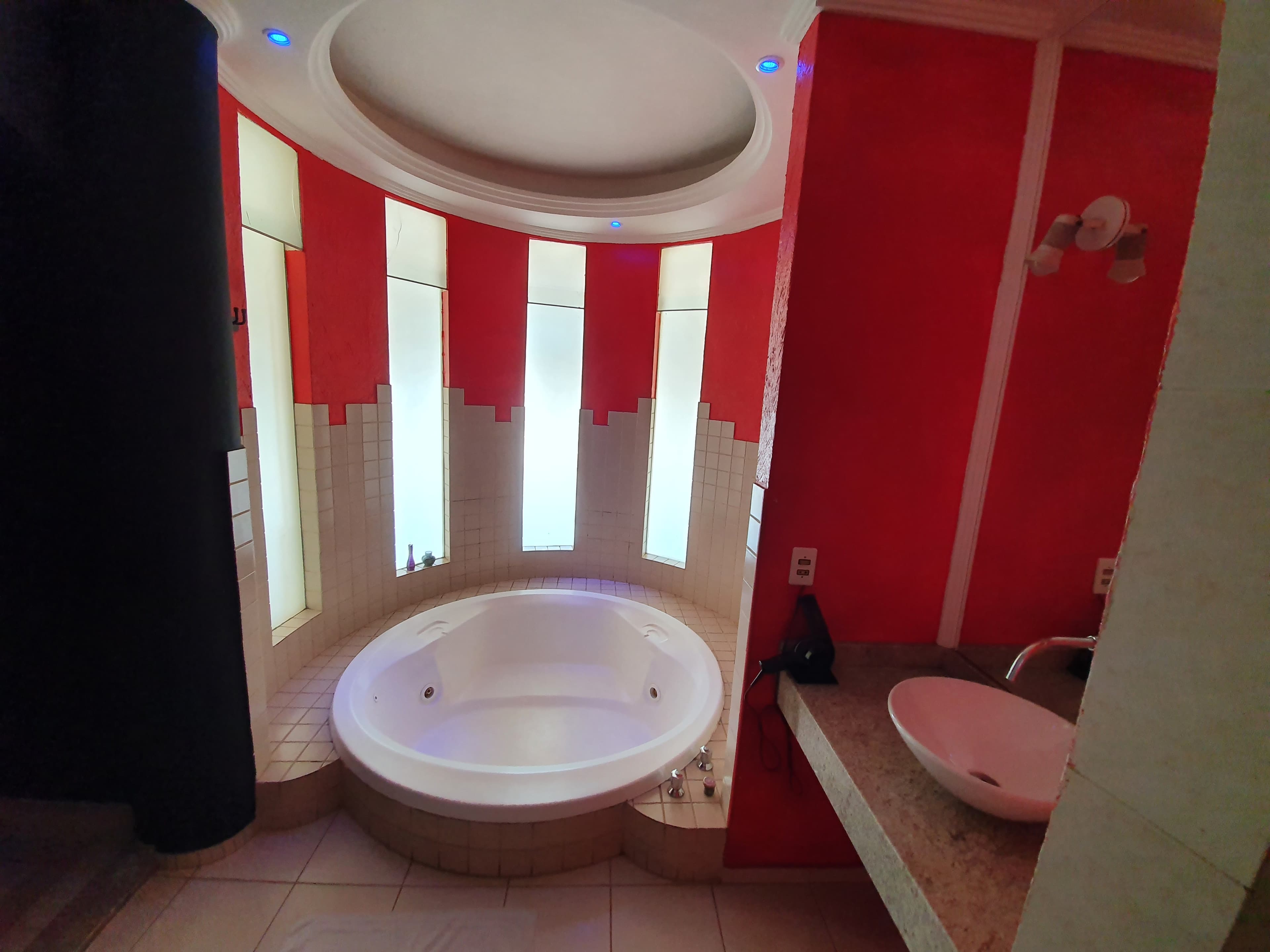 Flamboyant Motel thumbnail 3